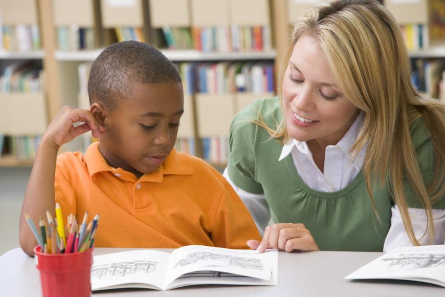 Ouder en kind lezen samen een boek