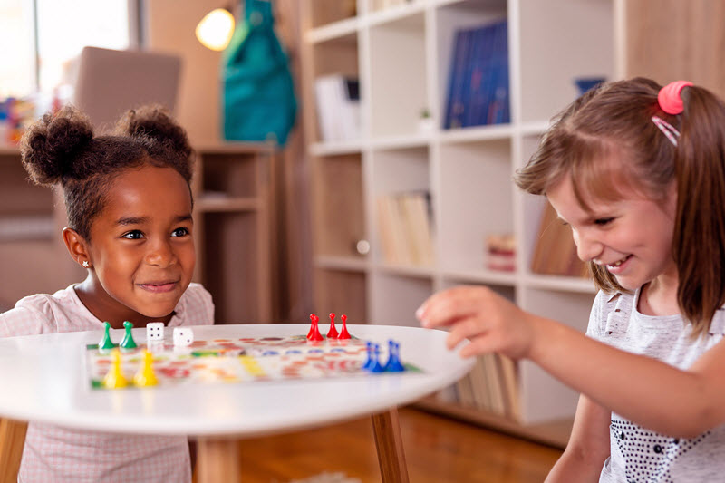 Spelletjes doen voor gezelligheid en verbondenheid of juist om te winnen.