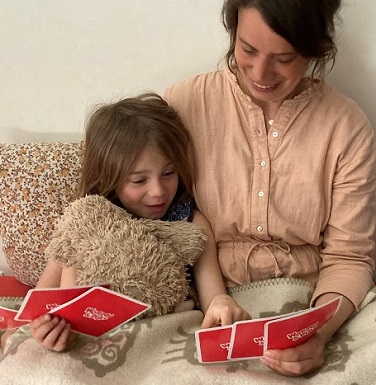 Samen bekijken Saartje en haar moeder de dagritmekaarten van Woezel & Pip