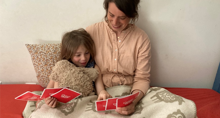 Lisa en Saartje bekijken de Woezel & Pip dagritmekaarten