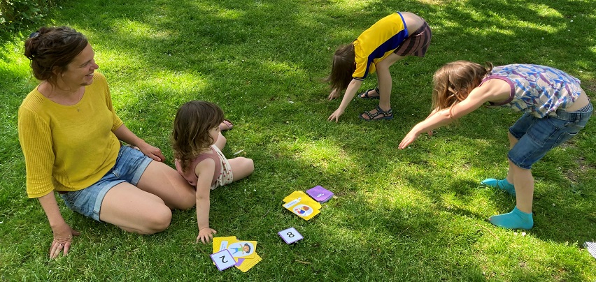 Jonna, Peer en Sara bewgen én leren met het Rompompom tel & beweeg spel