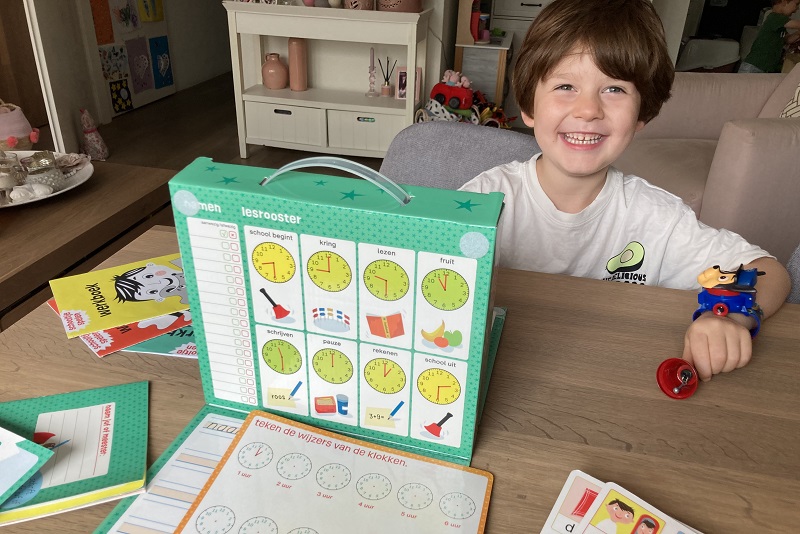 Matteo (5) speelt met Schooltje spelen